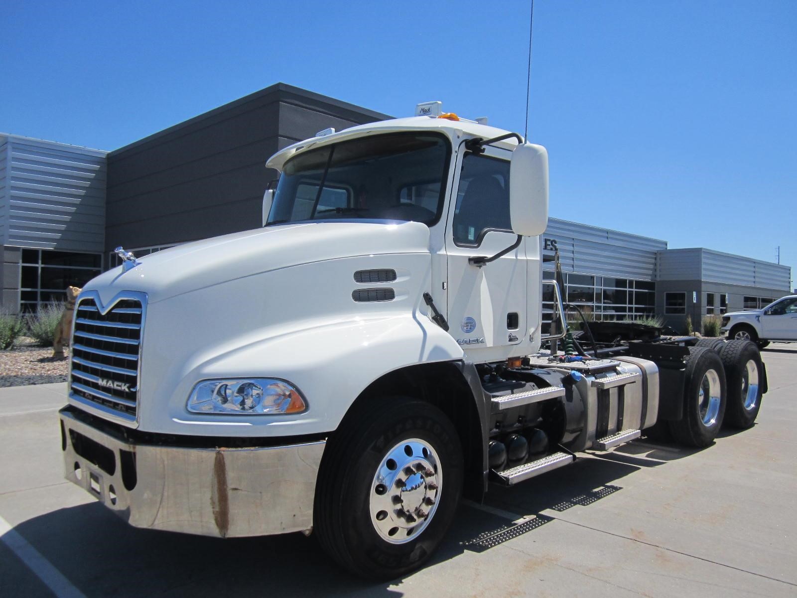 2016 MACK PINNACLE CXU613 - image 1 of 6