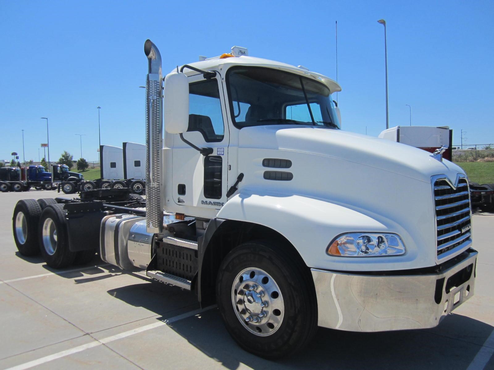 2016 MACK PINNACLE CXU613 - image 3 of 6