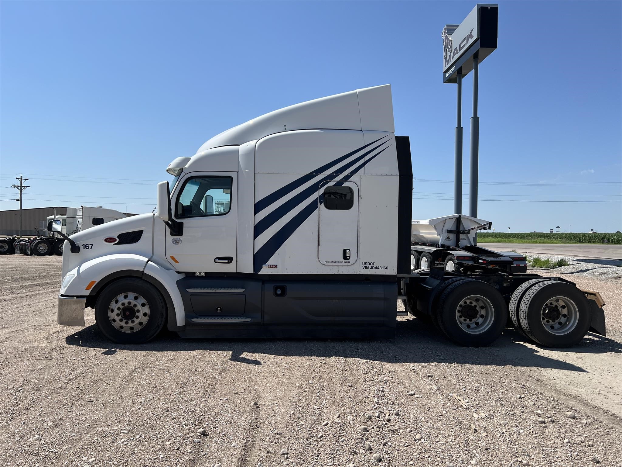 2018 PETERBILT 579 - image 2 of 6