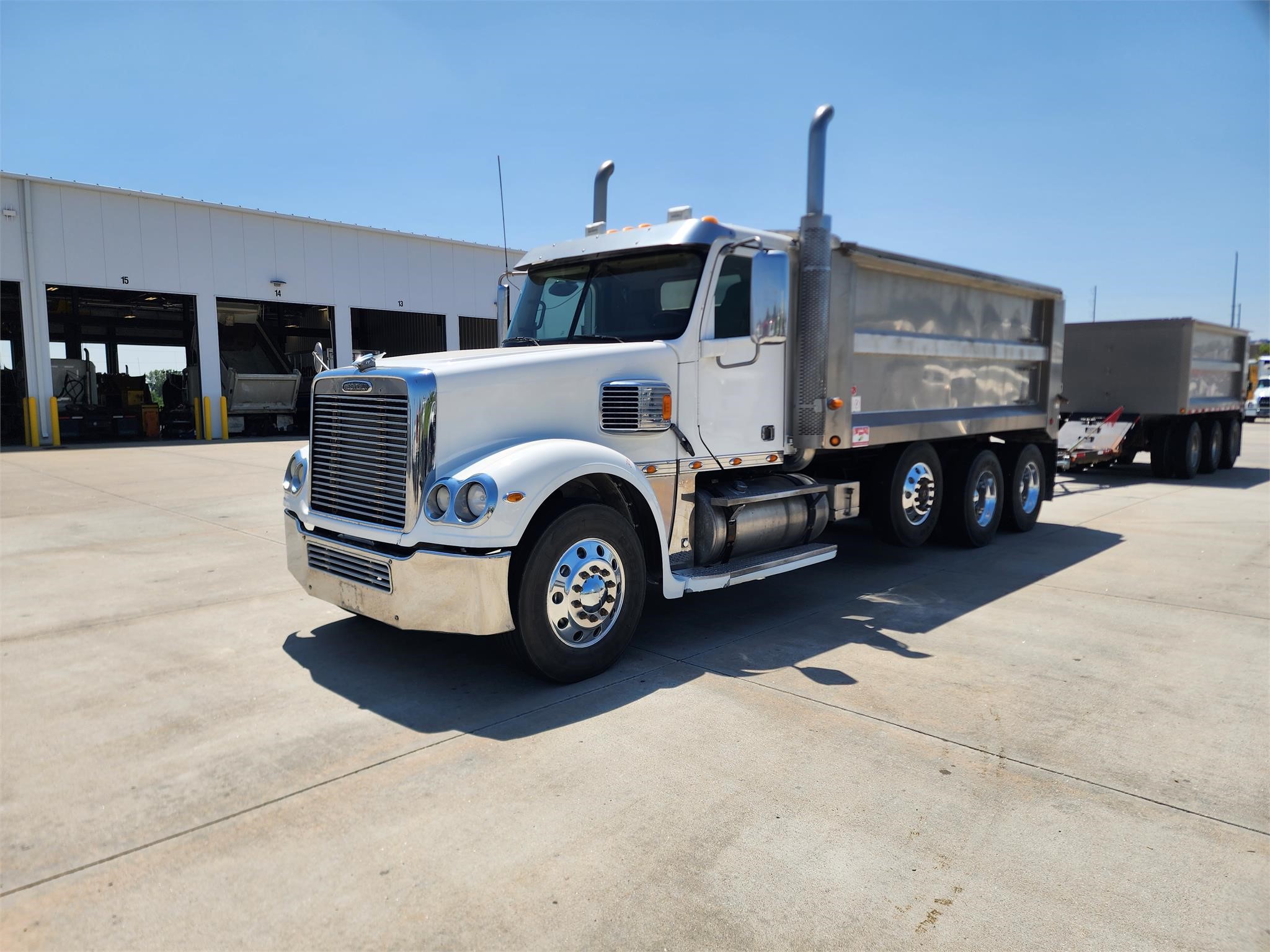 2014 FREIGHTLINER CORONADO 114 - image 1 of 6