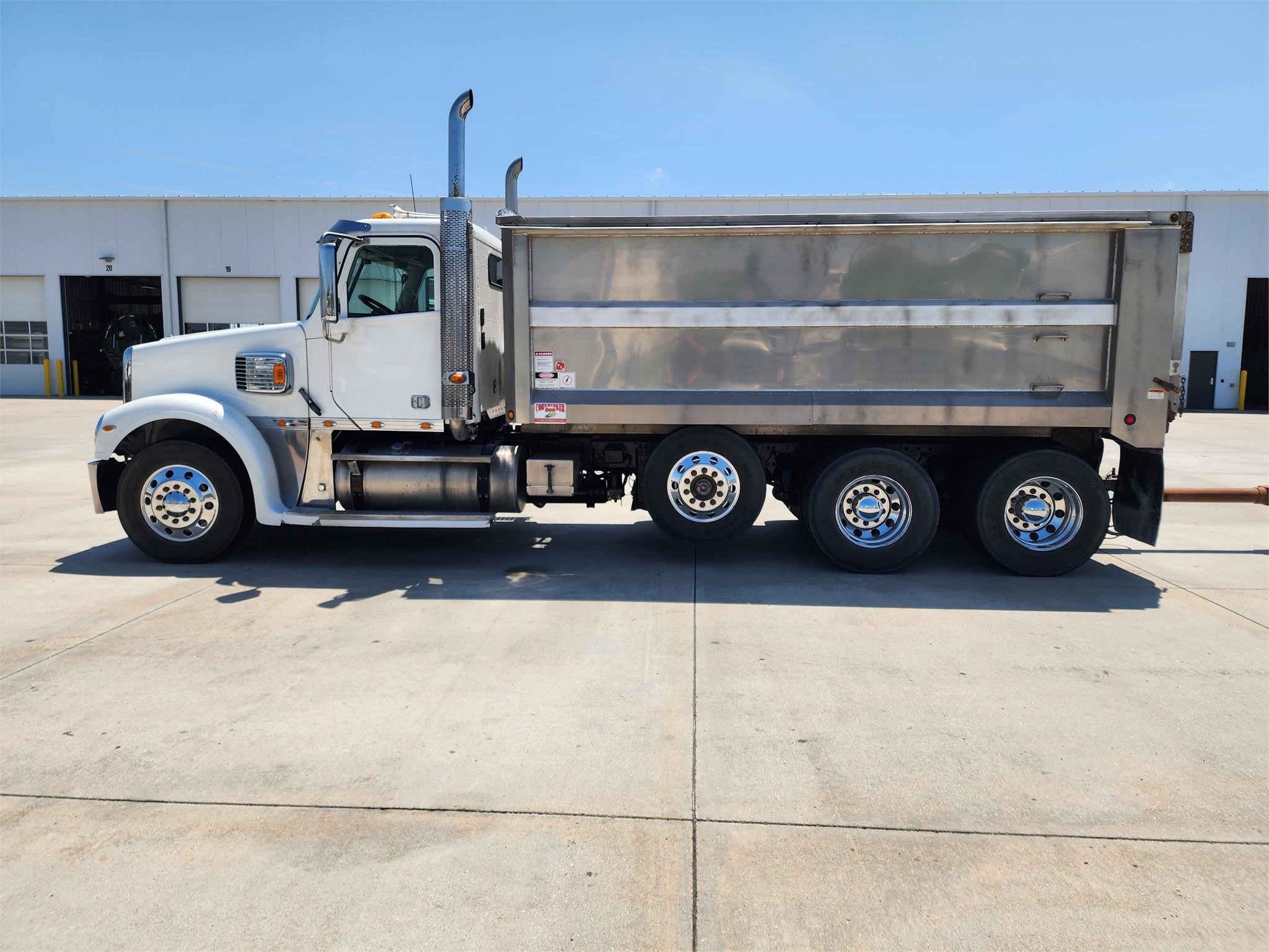 2014 FREIGHTLINER CORONADO 114 - image 2 of 6