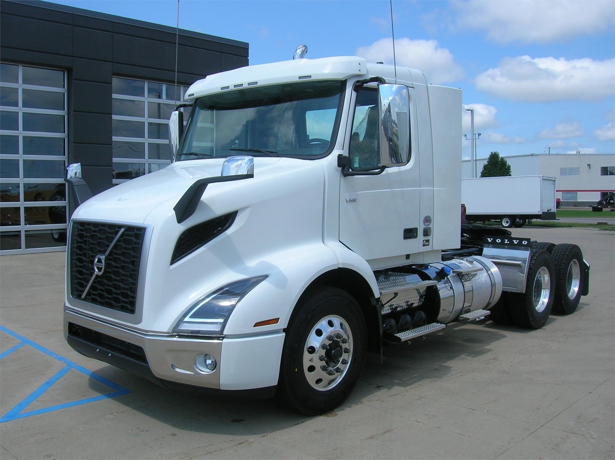 2025 VOLVO VNR64T300 - image 1 of 6