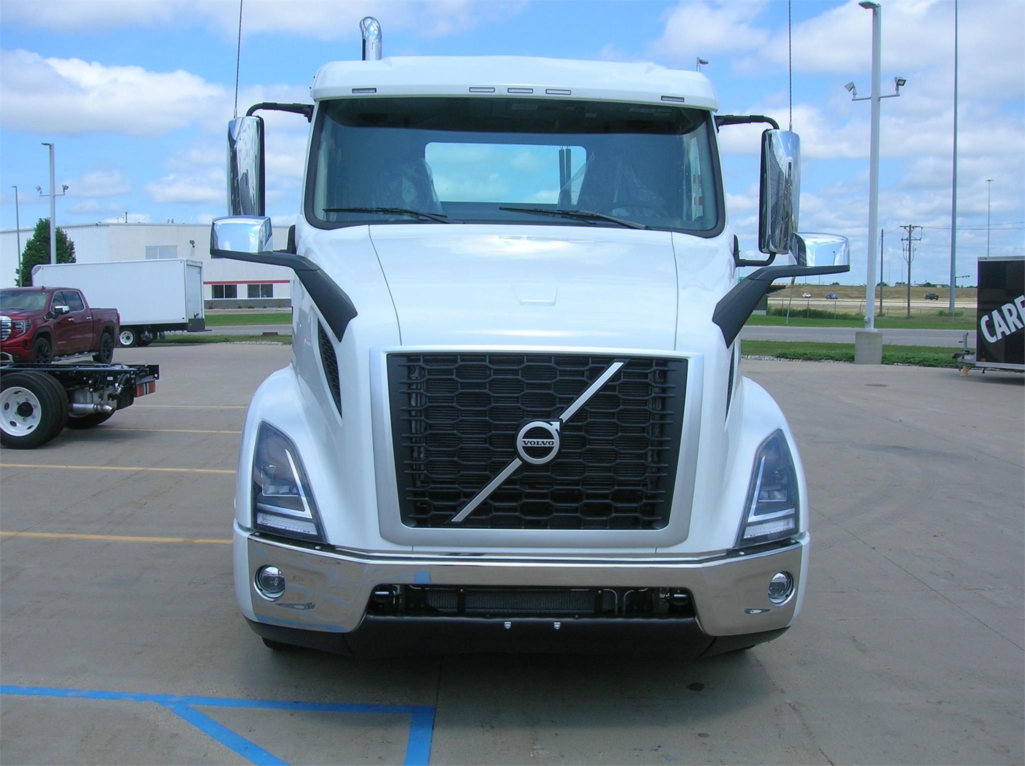 2025 VOLVO VNR64T300 - image 2 of 6