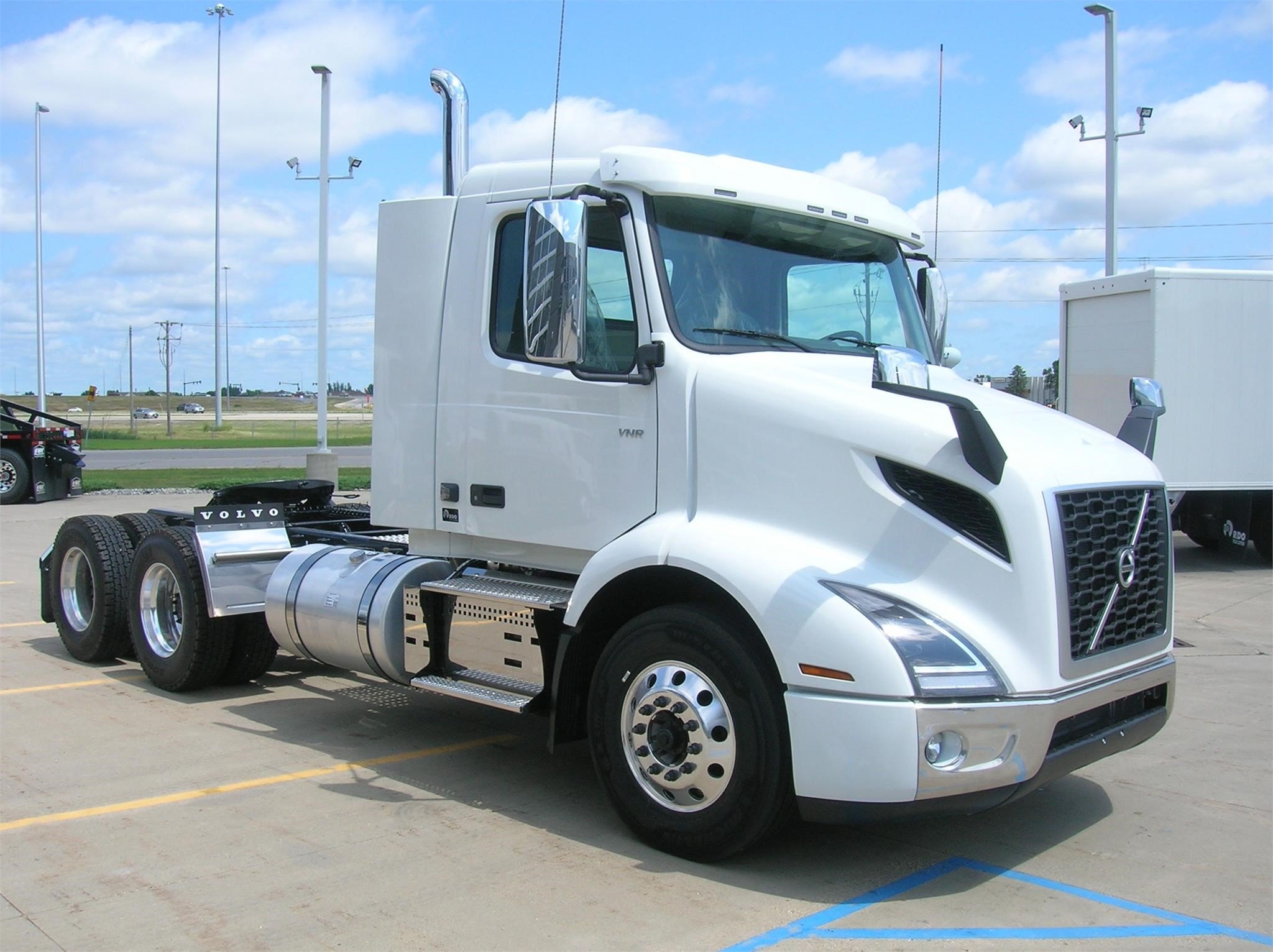 2025 VOLVO VNR64T300 - image 3 of 6