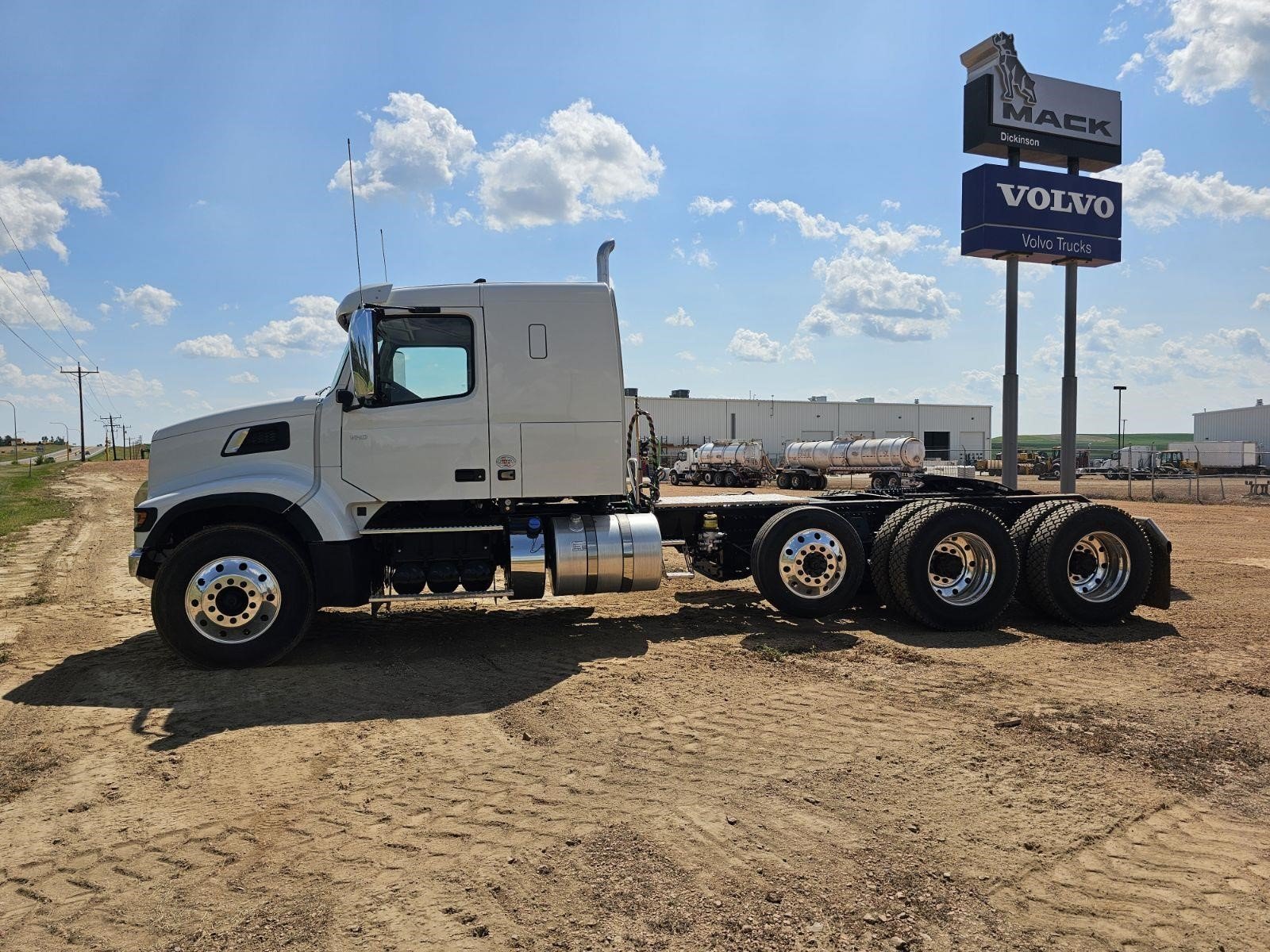 2025 VOLVO VHD84FT400 - image 3 of 6