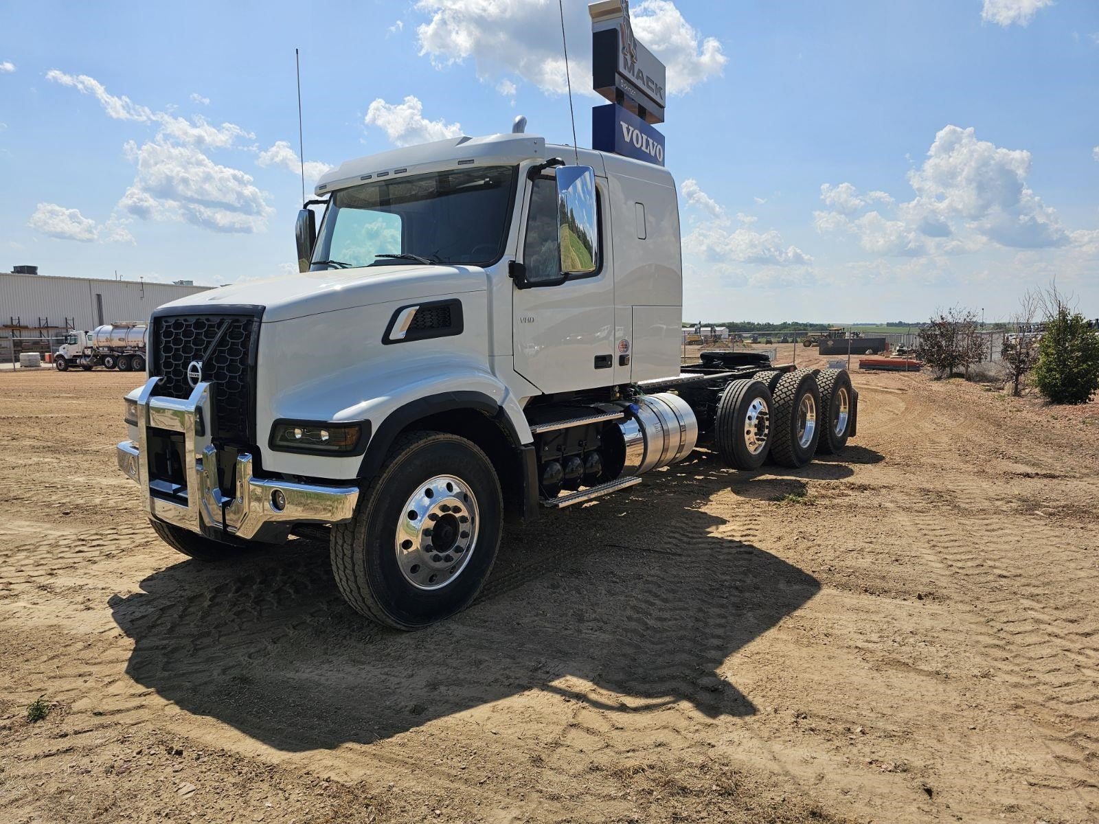 2025 VOLVO VHD84FT400 - image 1 of 6