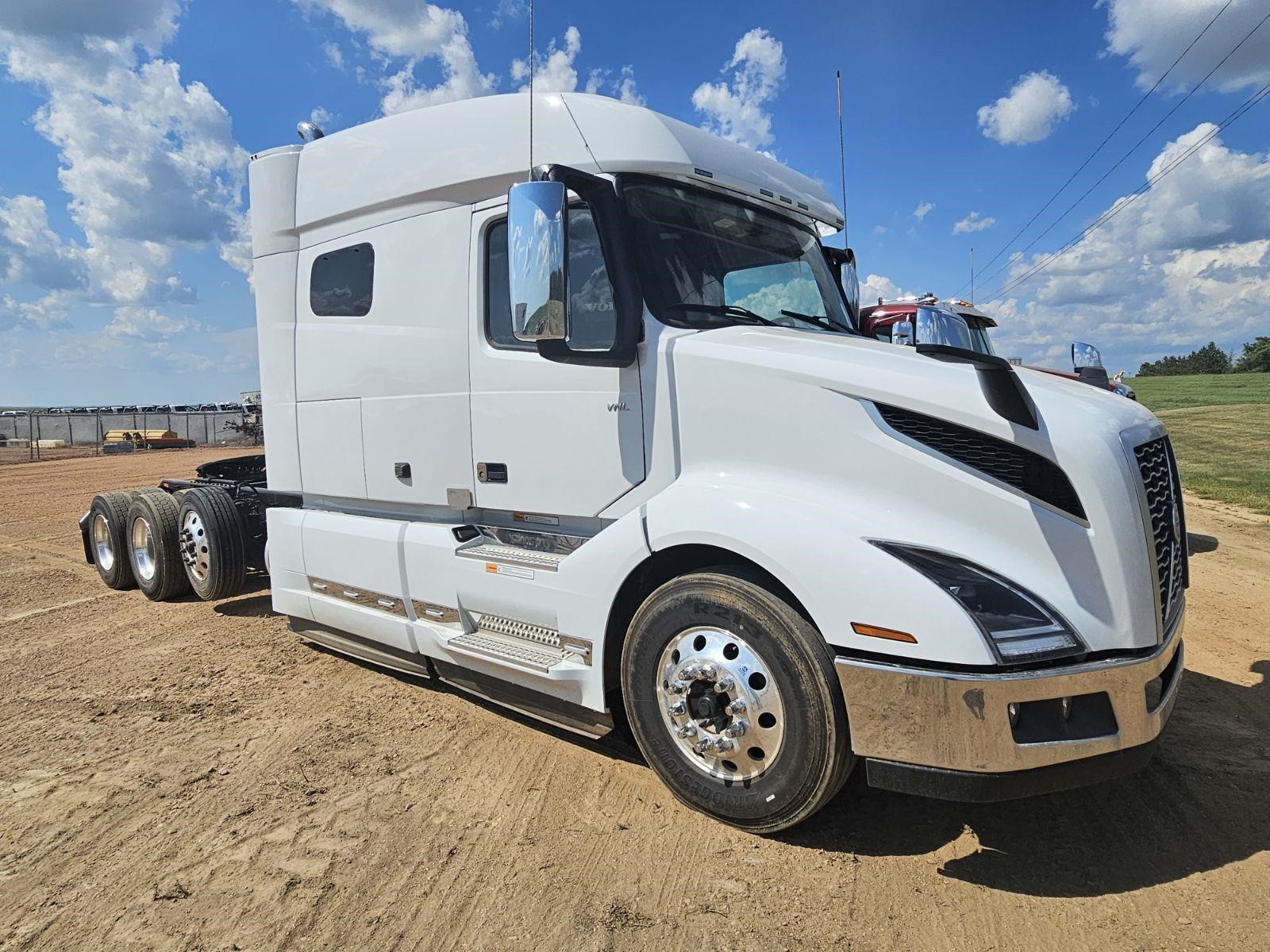 2024 VOLVO VNL84T740 - image 3 of 6