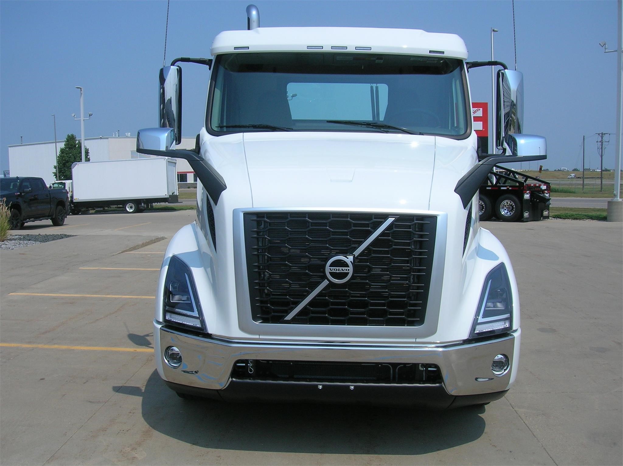 2025 VOLVO VNR64T300 - image 2 of 6