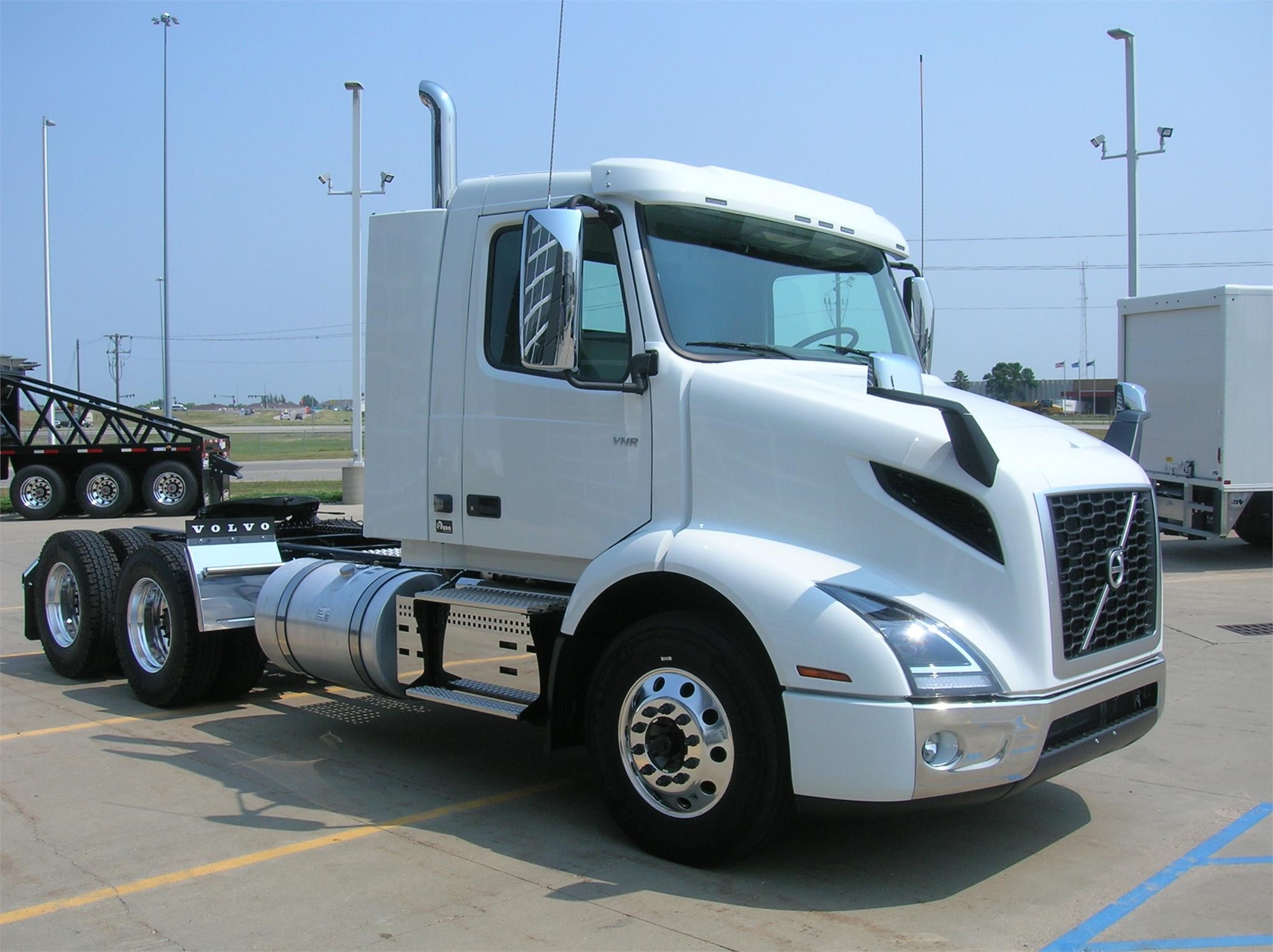 2025 VOLVO VNR64T300 - image 3 of 6