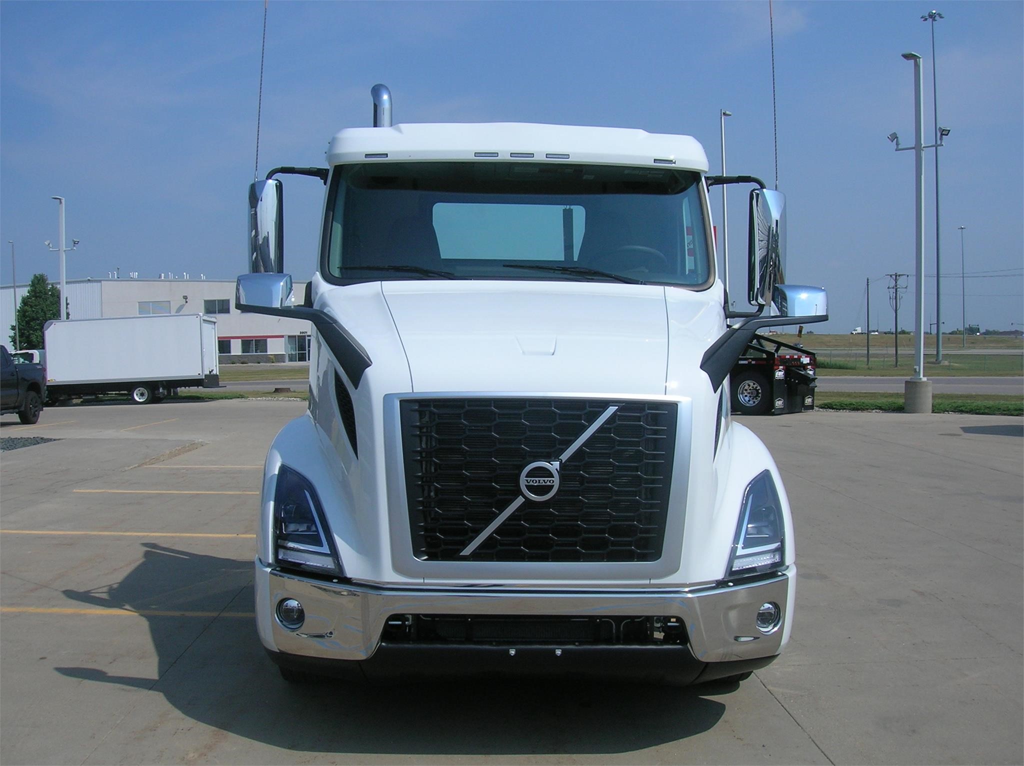 2025 VOLVO VNR64T300 - image 2 of 6