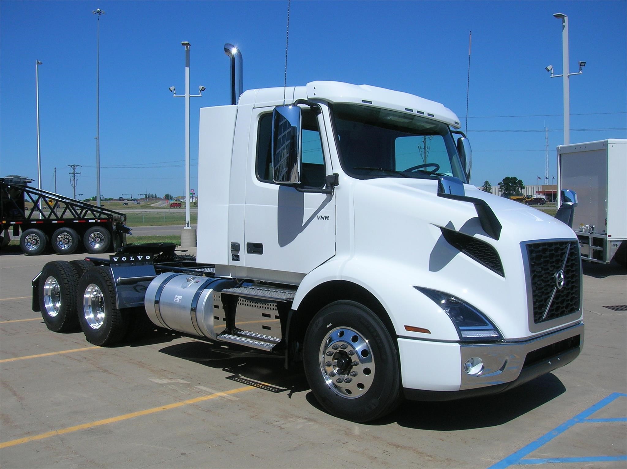 2025 VOLVO VNR64T300 - image 3 of 6