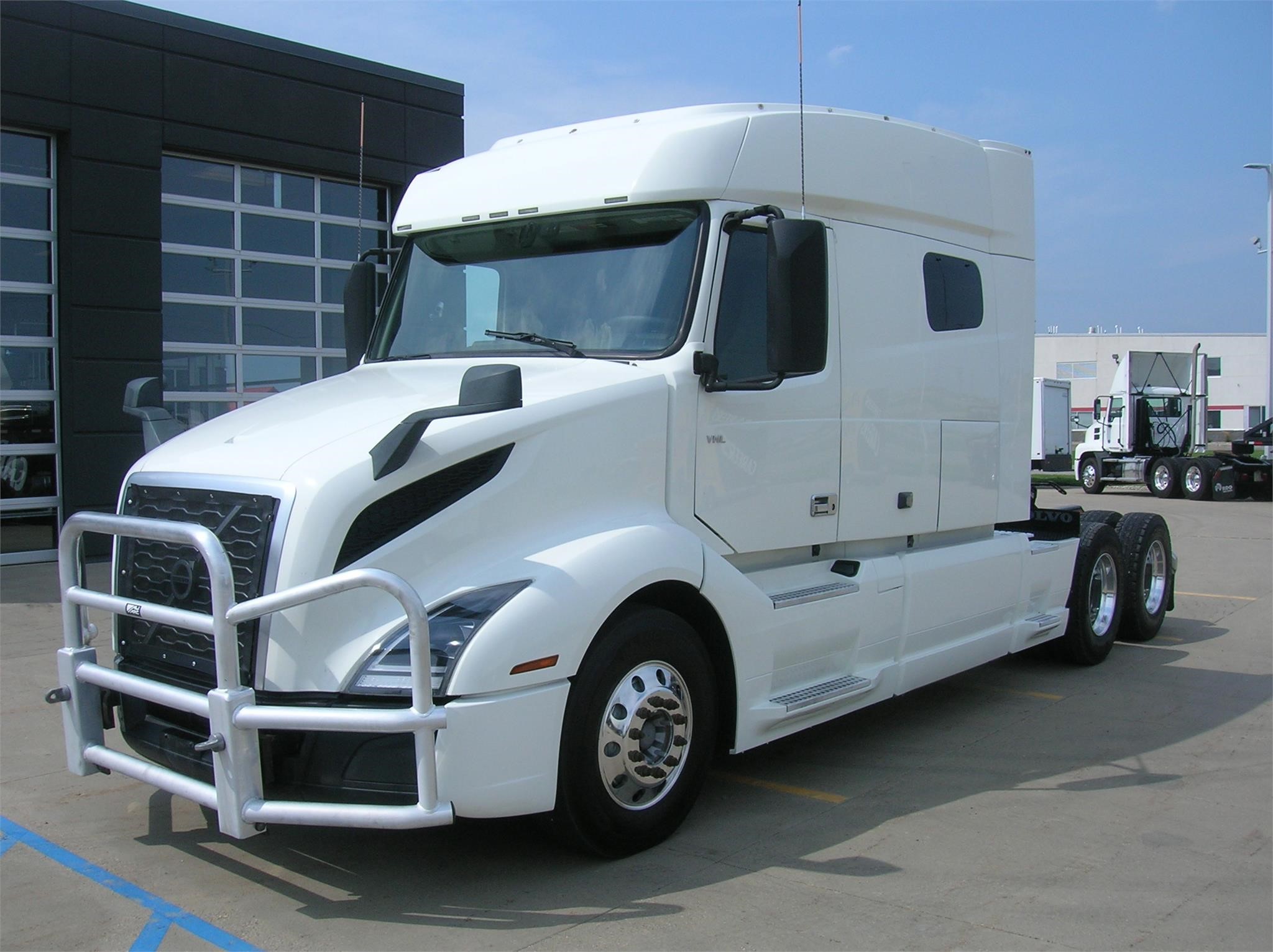 2019 VOLVO VNL64T740 - image 1 of 6