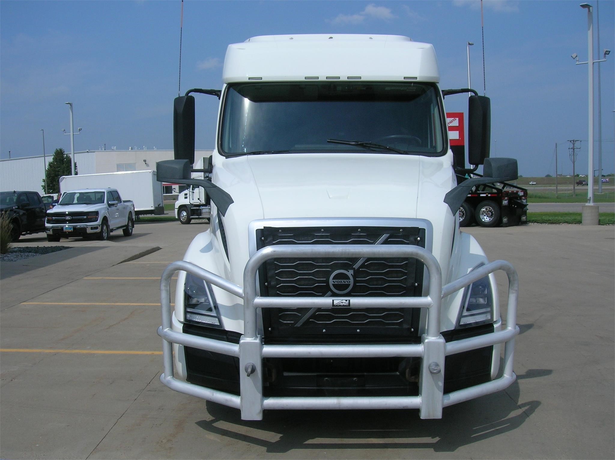 2019 VOLVO VNL64T740 - image 2 of 6