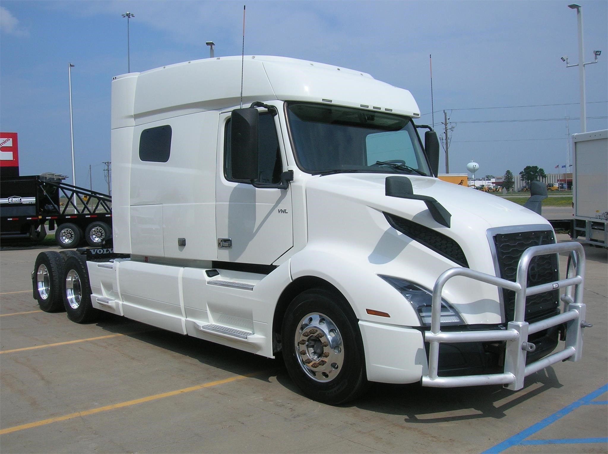 2019 VOLVO VNL64T740 - image 3 of 6