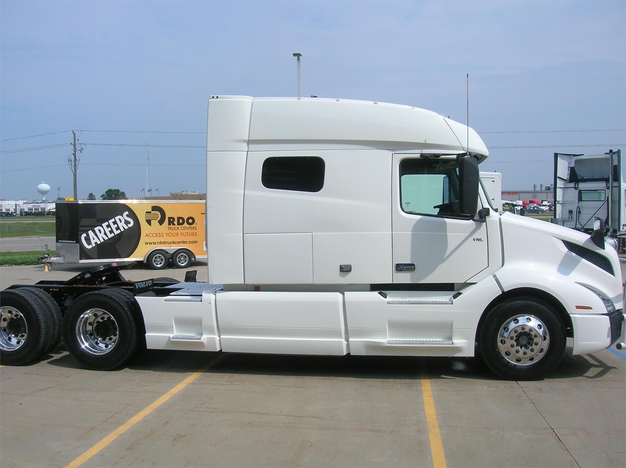 2019 VOLVO VNL64T740 - image 4 of 6