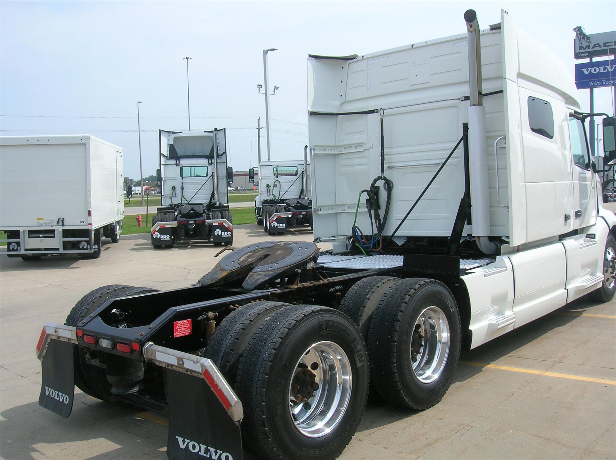 2019 VOLVO VNL64T740 - image 5 of 6