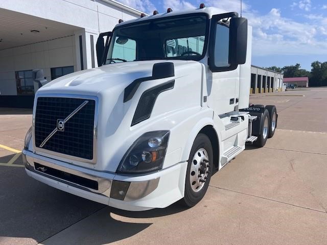 2018 VOLVO VNL64T300 - image 1 of 6