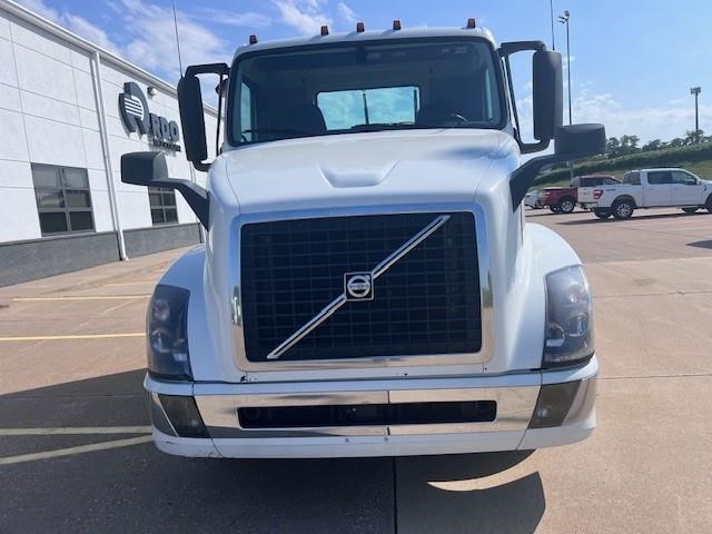 2018 VOLVO VNL64T300 - image 2 of 6