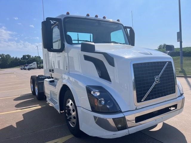 2018 VOLVO VNL64T300 - image 3 of 6