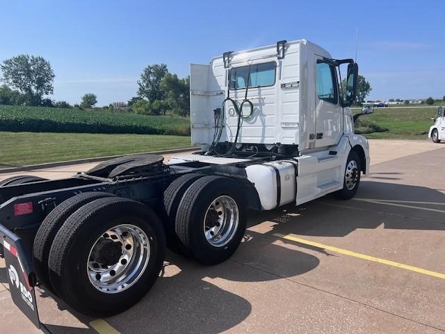 2018 VOLVO VNL64T300 - image 4 of 6