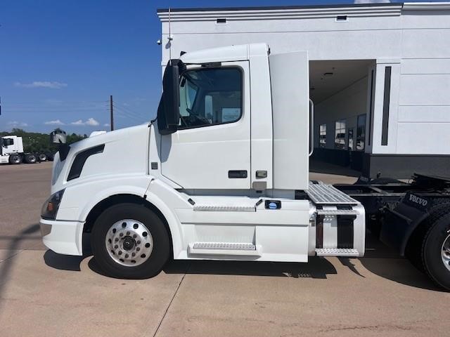 2018 VOLVO VNL64T300 - image 6 of 6