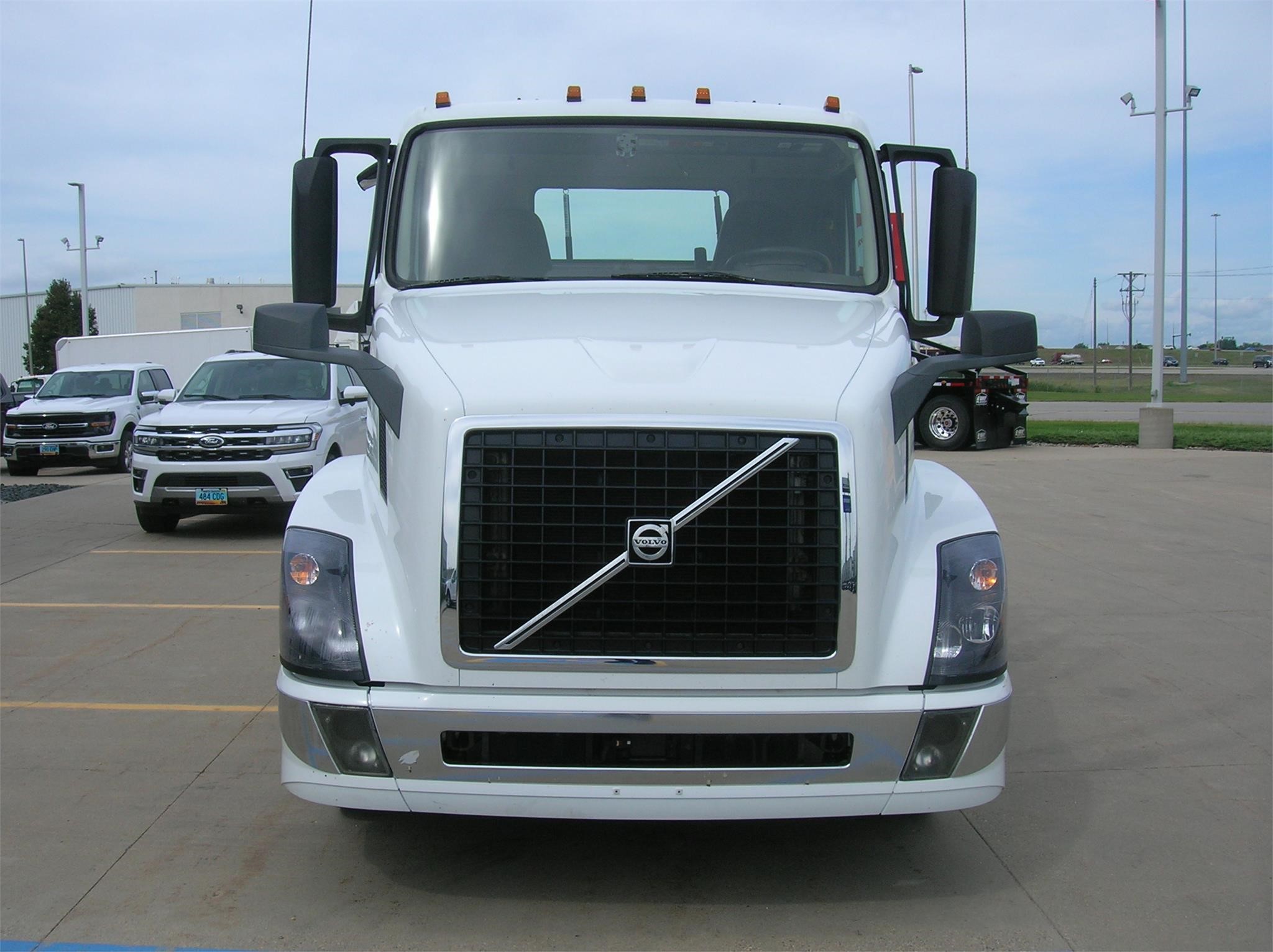 2018 VOLVO VNL64T300 - image 2 of 6