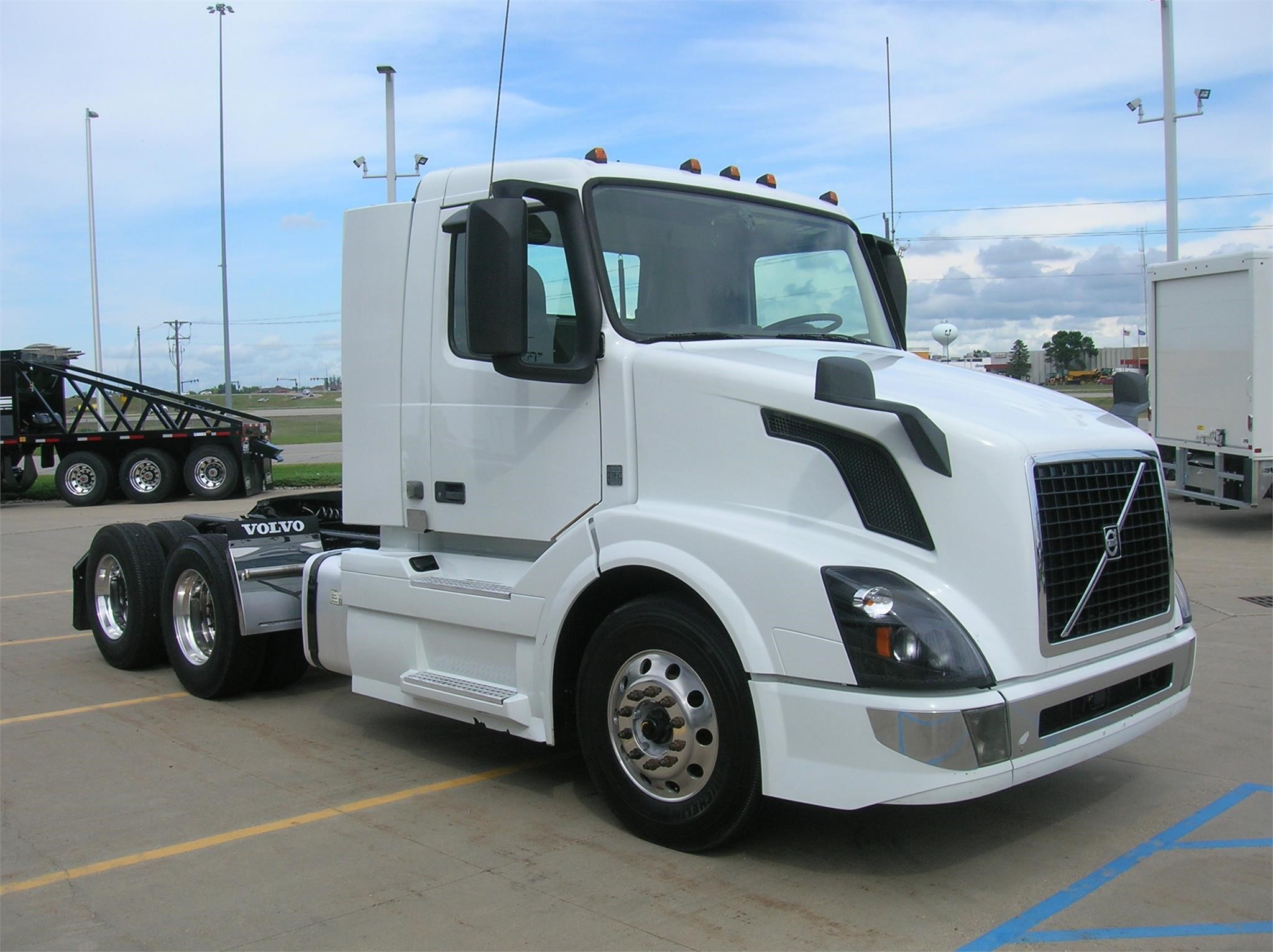 2018 VOLVO VNL64T300 - image 3 of 6