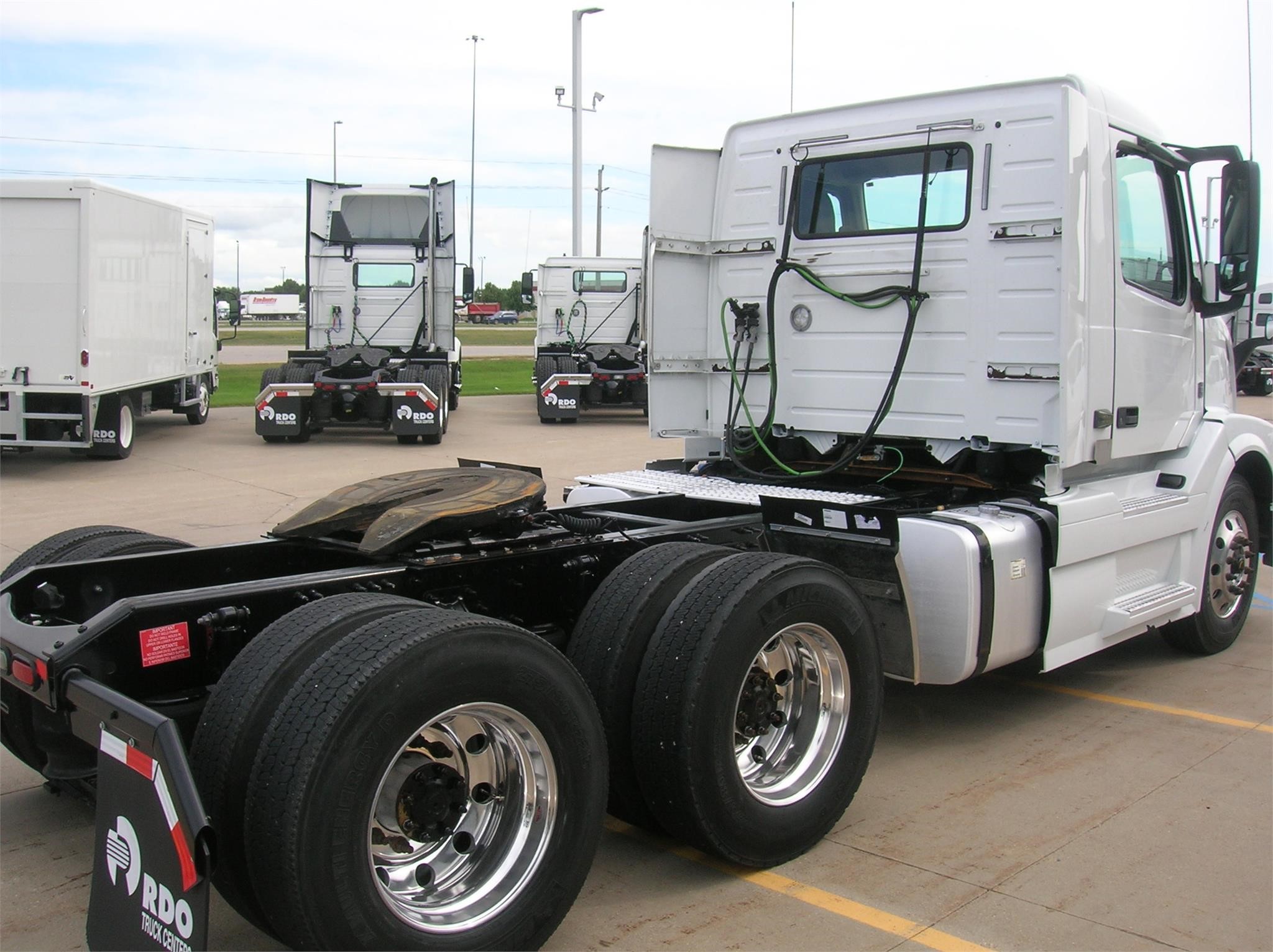 2018 VOLVO VNL64T300 - image 5 of 6