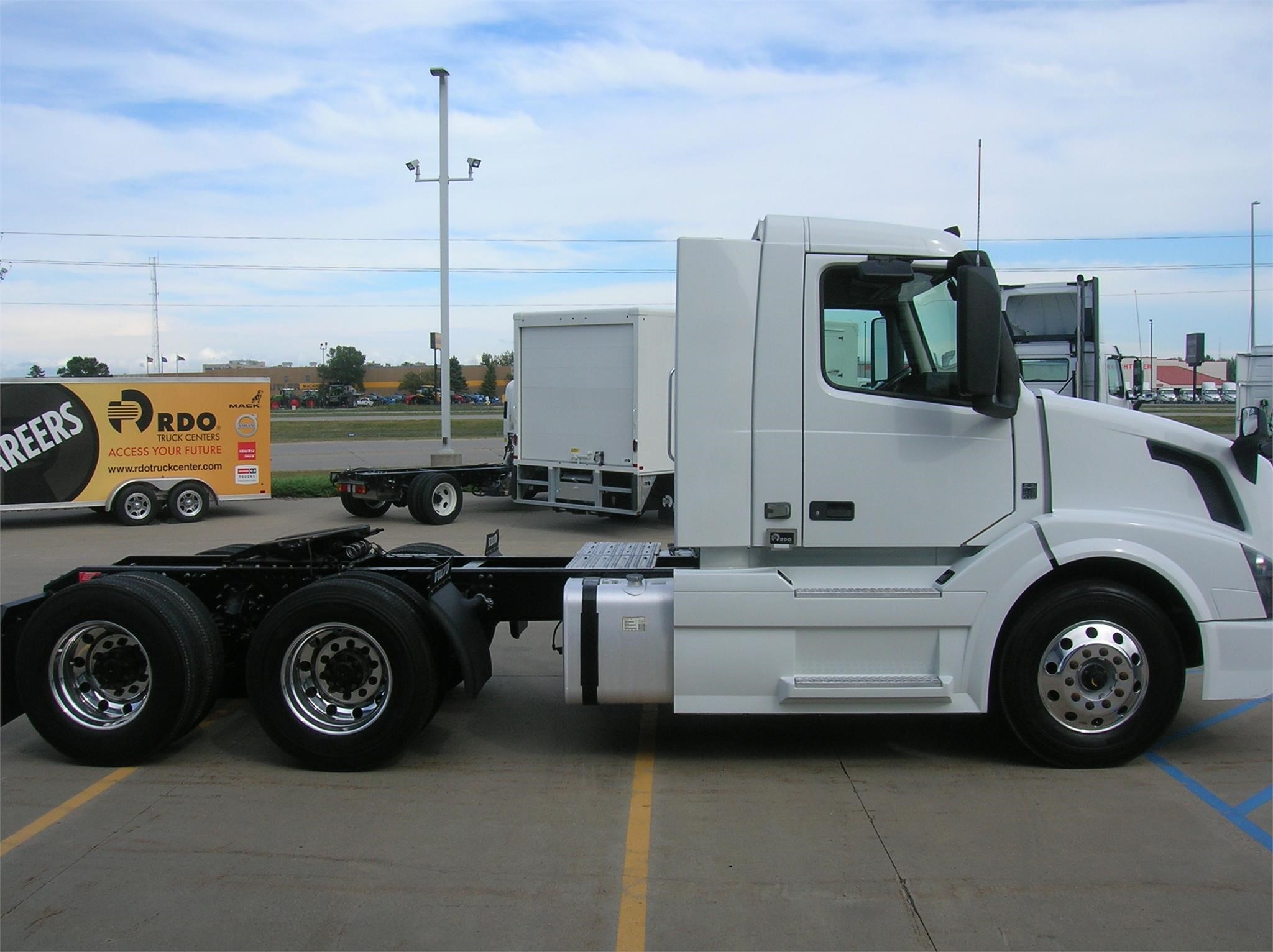 2018 VOLVO VNL64T300 - image 4 of 6