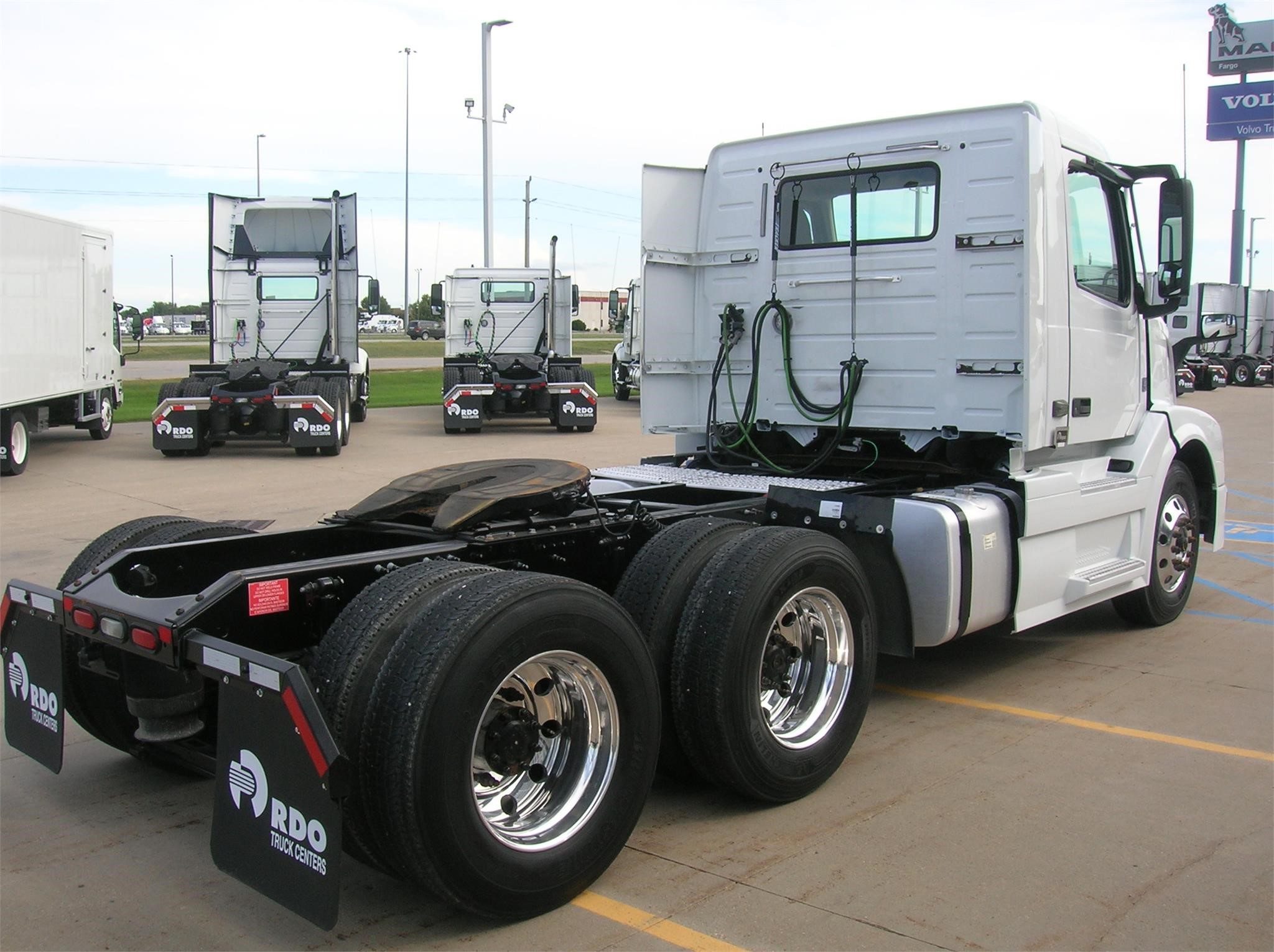 2018 VOLVO VNL64T300 - image 5 of 6