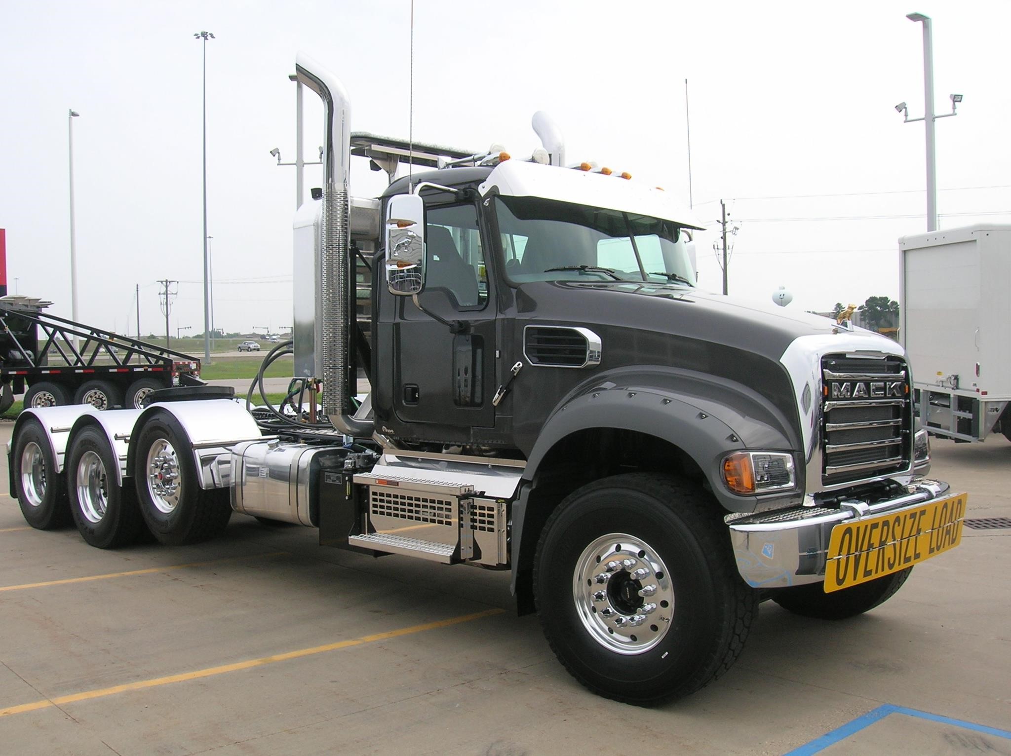 2025 MACK GRANITE 84FT - image 3 of 6