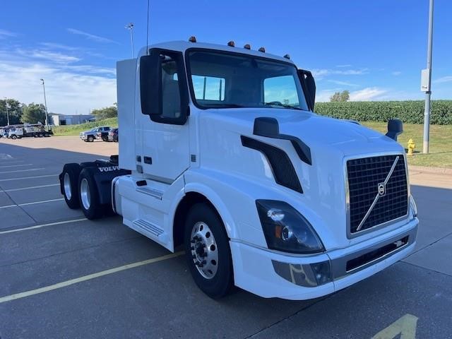 2018 VOLVO VNL64T300 - image 3 of 6