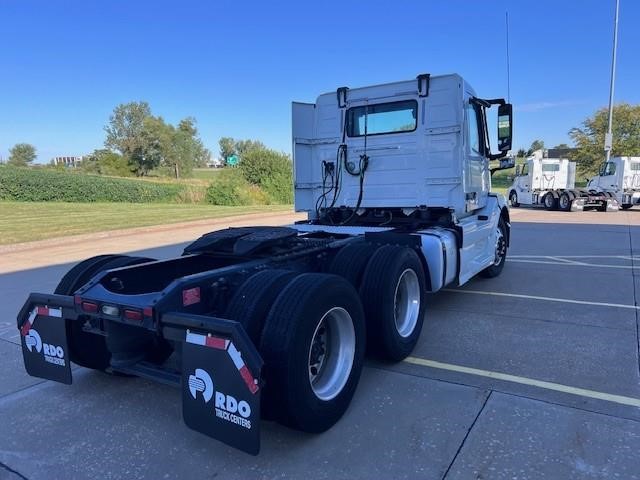 2018 VOLVO VNL64T300 - image 4 of 6