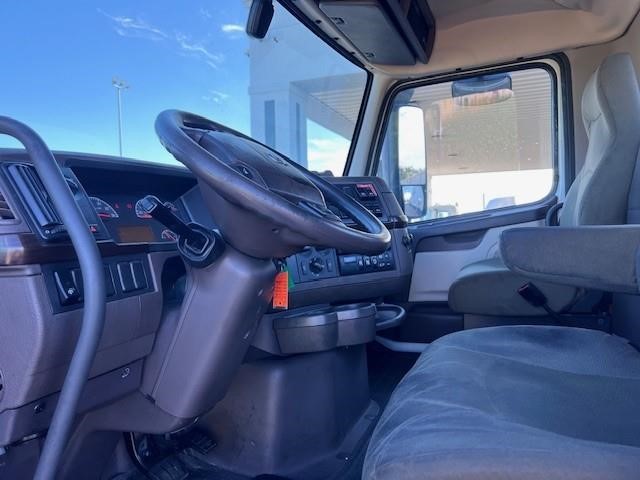 2018 VOLVO VNL64T300 - image 6 of 6