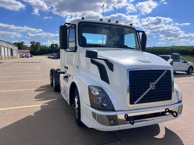 2018 VOLVO VNL64T300 - image 3 of 6