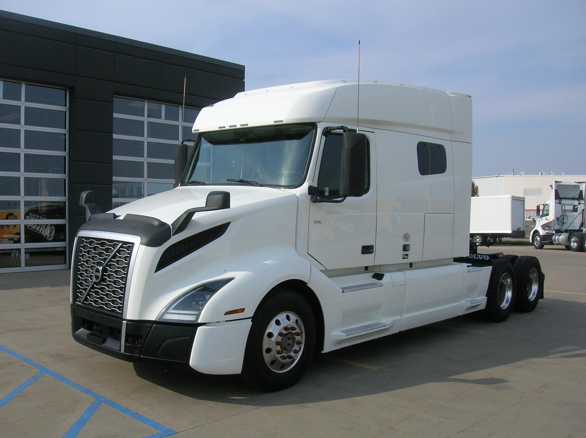 2020 VOLVO VNL64T740 - image 1 of 6