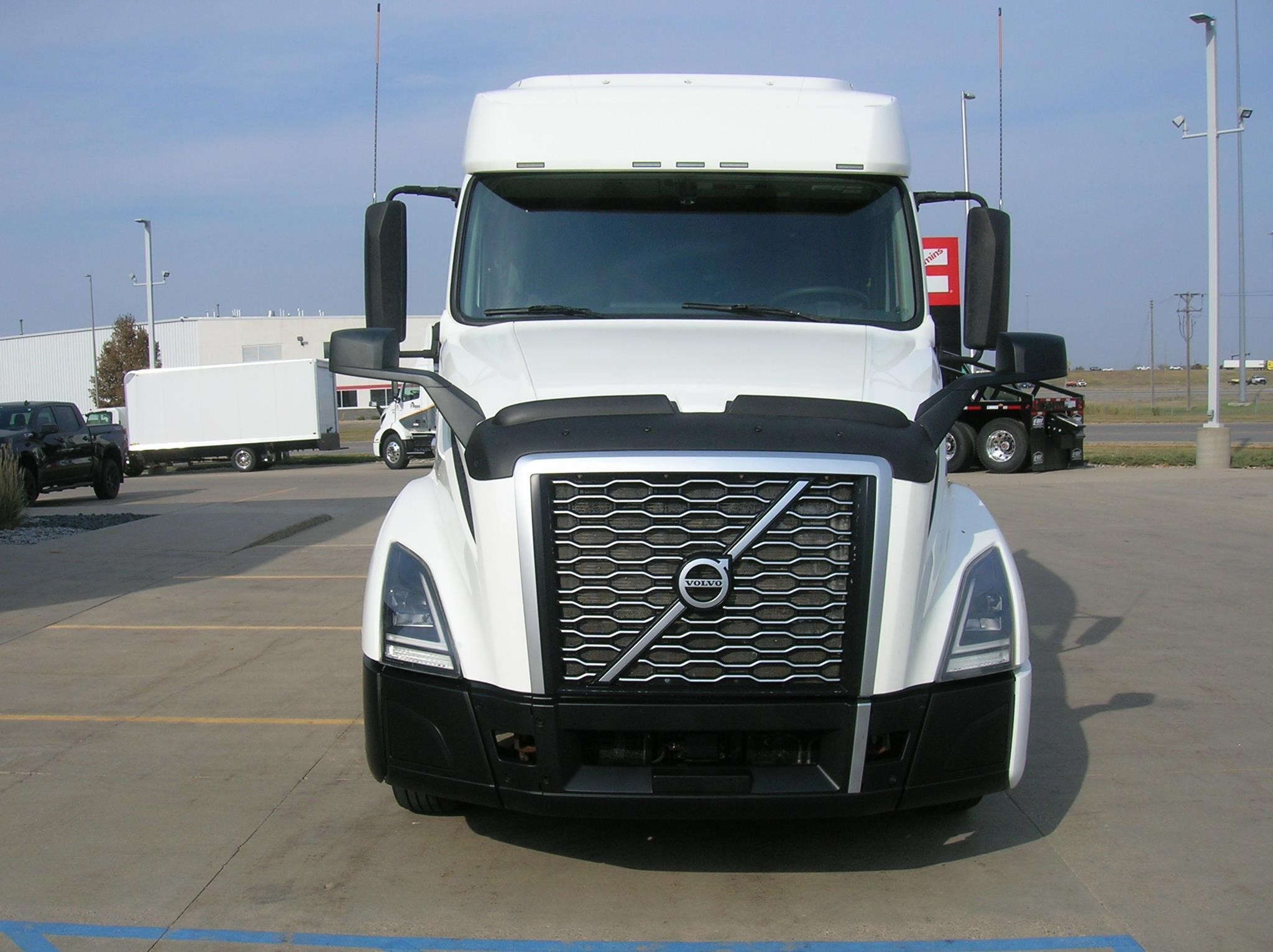 2020 VOLVO VNL64T740 - image 2 of 6