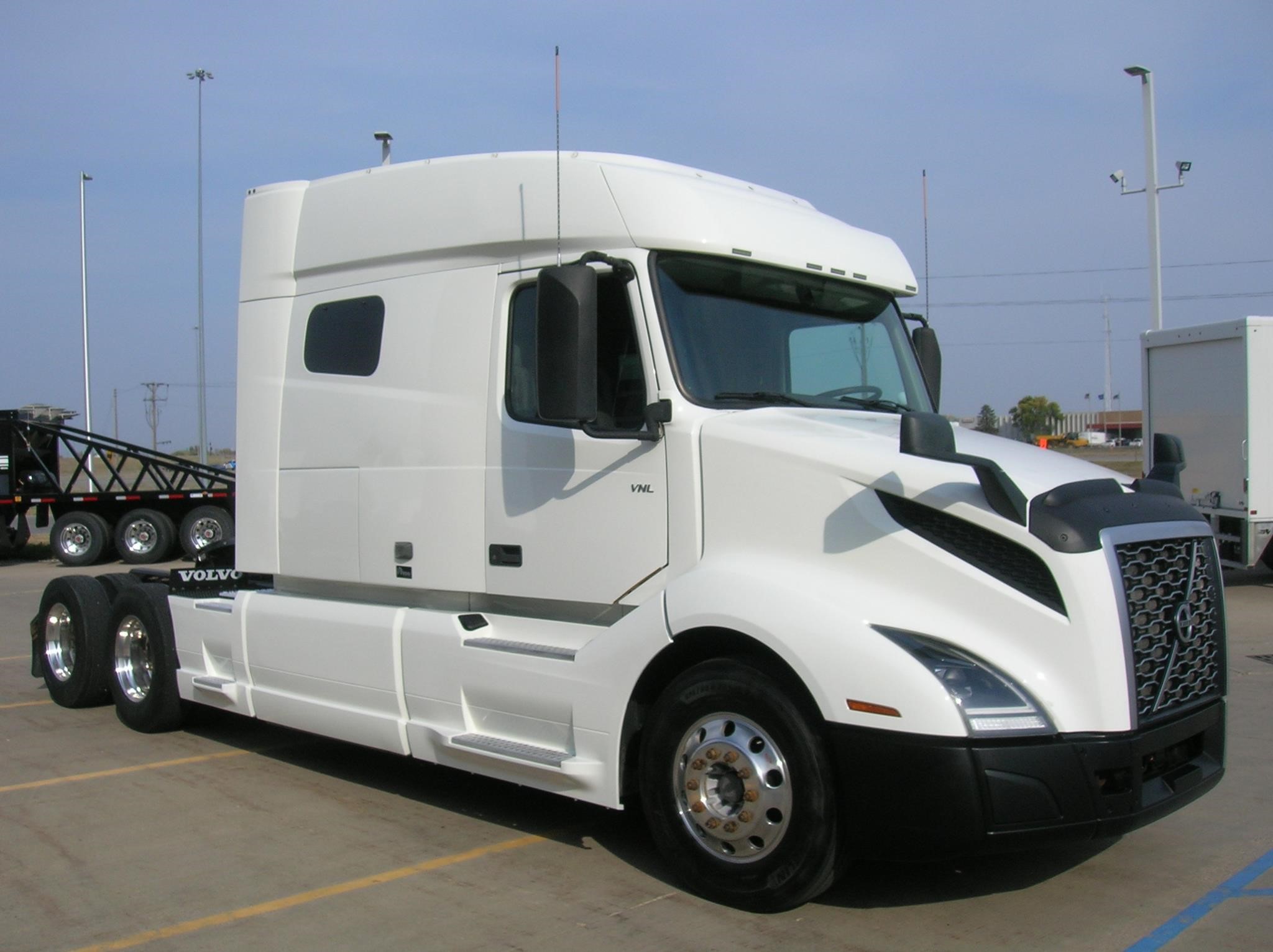 2020 VOLVO VNL64T740 - image 3 of 6