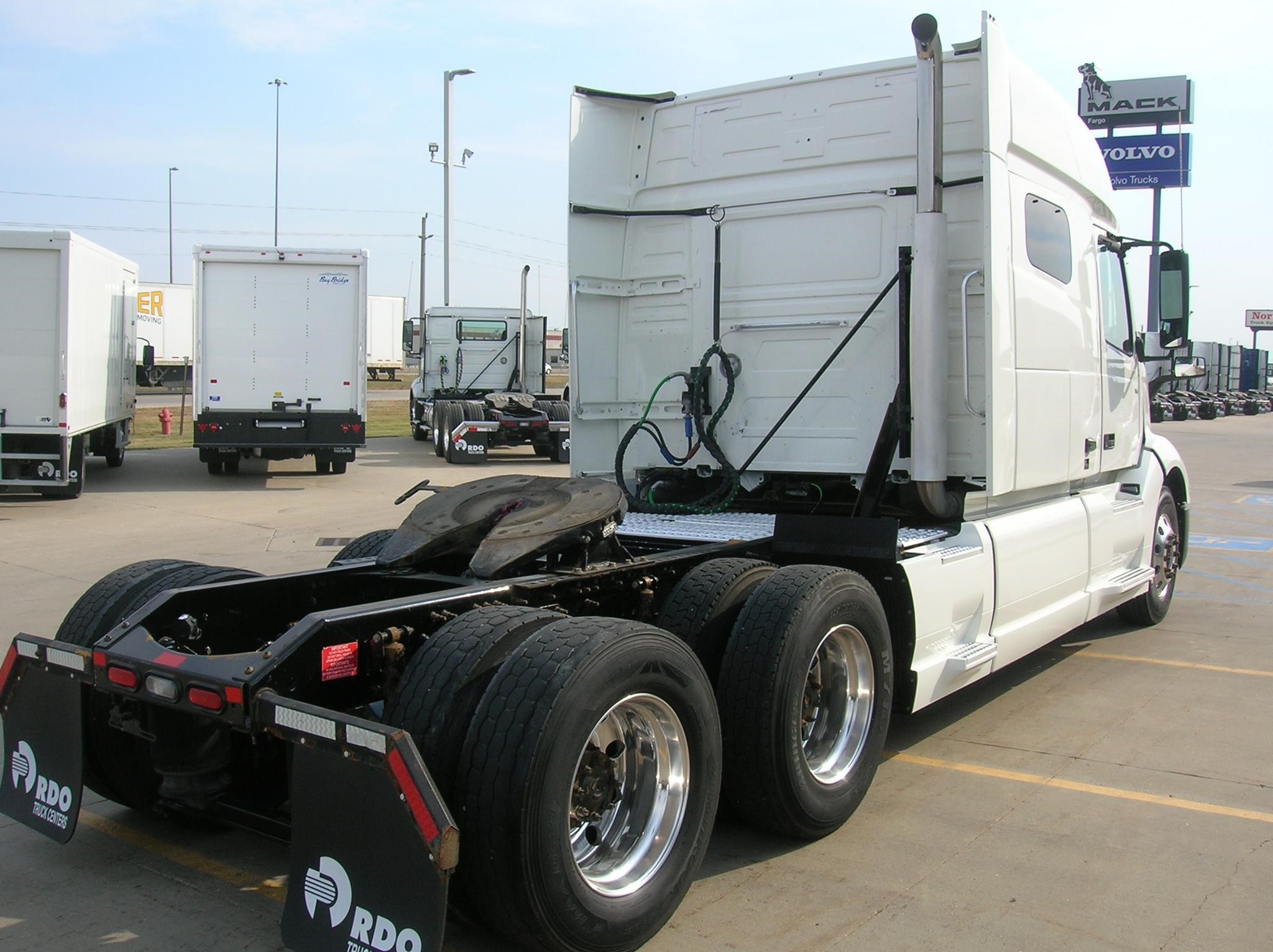 2020 VOLVO VNL64T740 - image 5 of 6