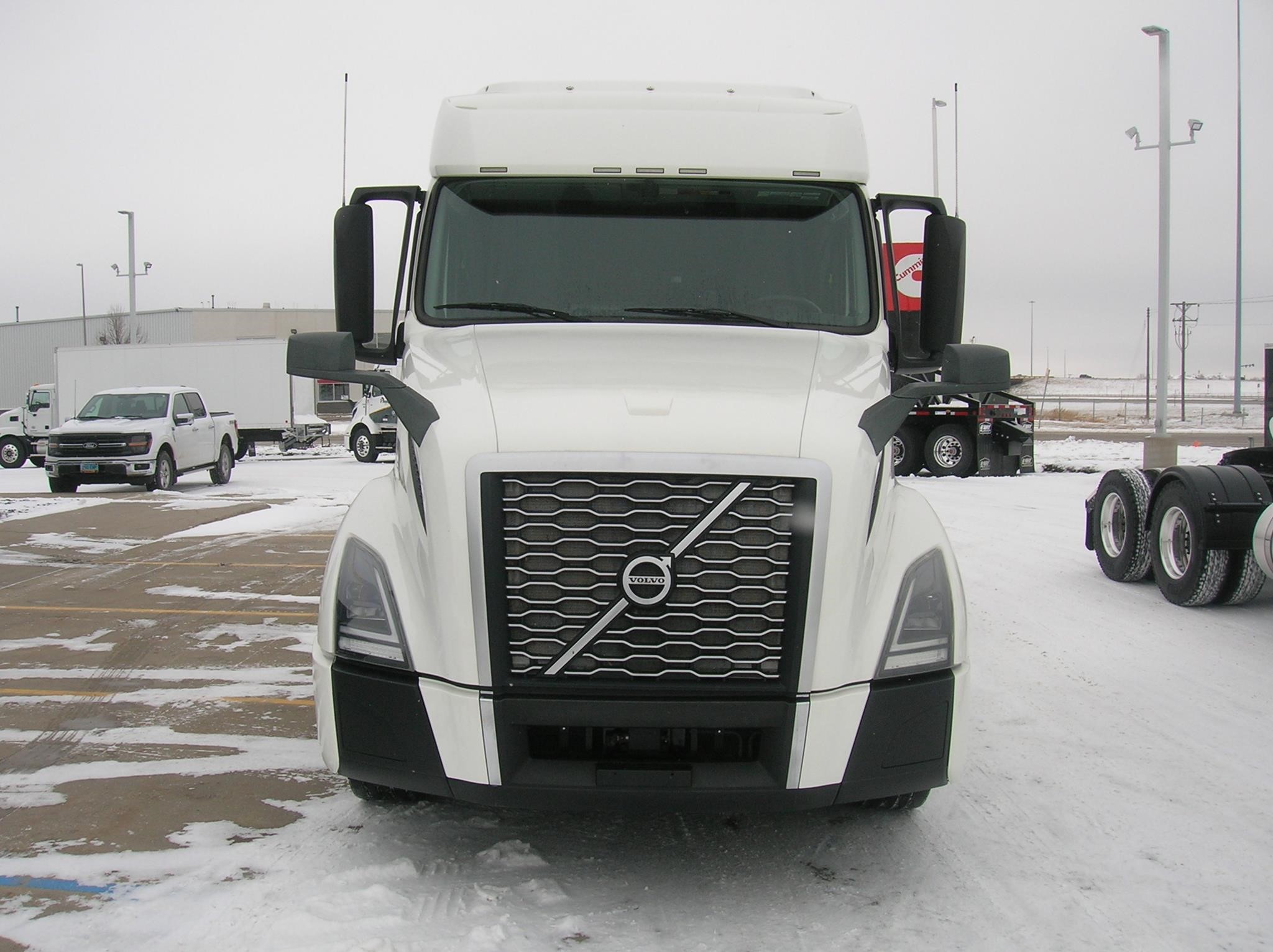 2019 VOLVO VNL64T740 - image 2 of 6