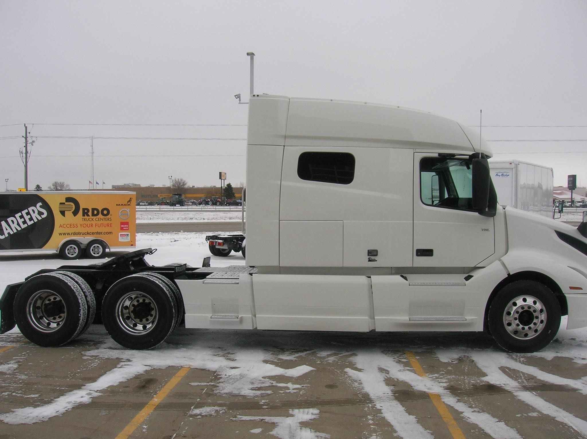 2019 VOLVO VNL64T740 - image 4 of 6