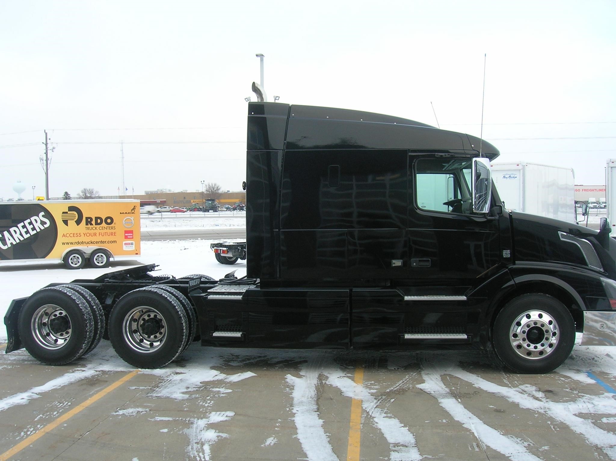 2017 VOLVO VNL64T630 - image 4 of 6