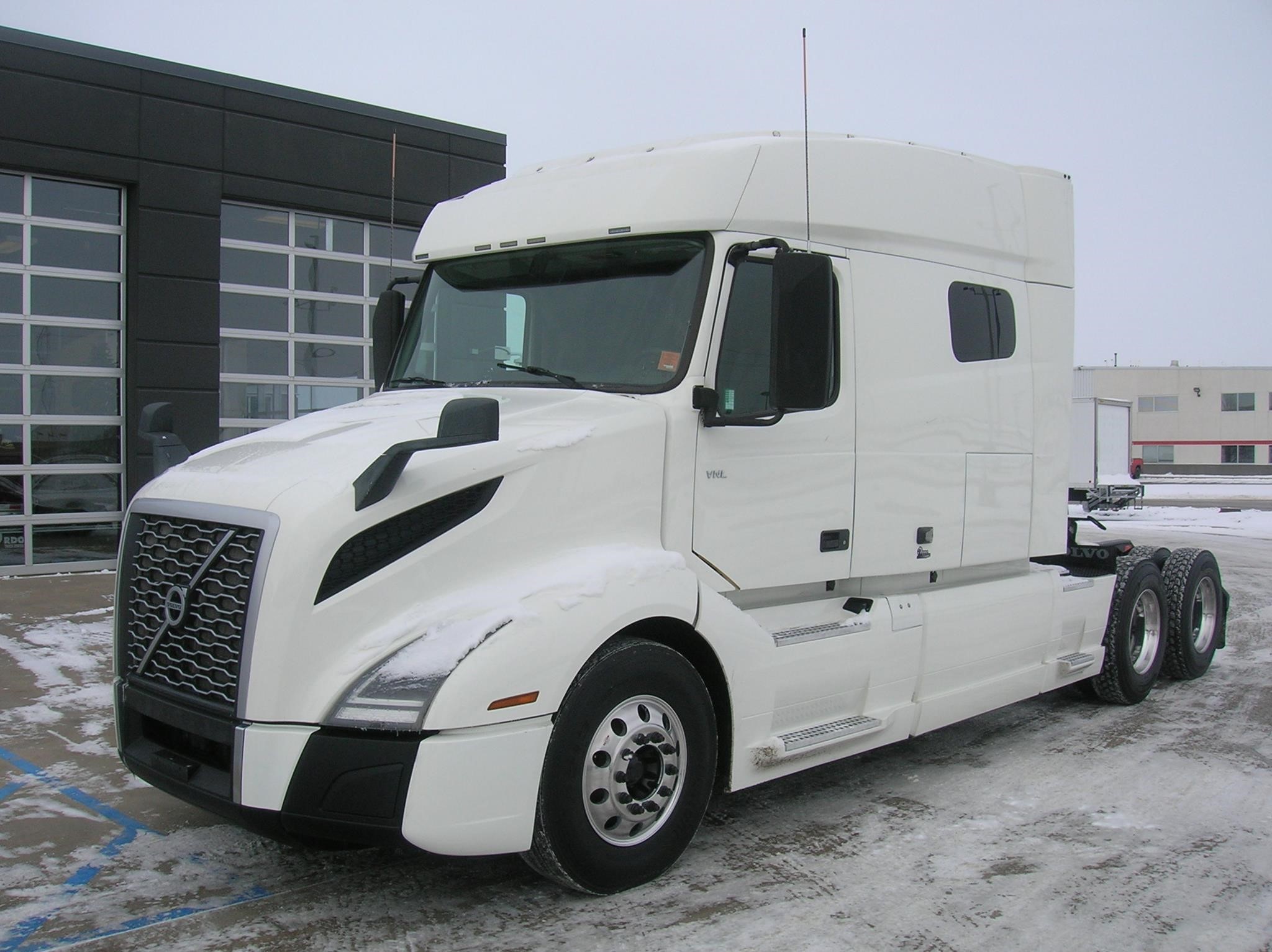 2019 VOLVO VNL64T740 - image 1 of 6