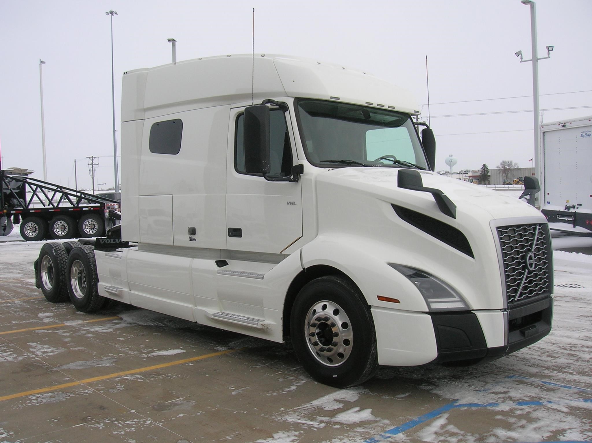 2019 VOLVO VNL64T740 - image 3 of 6