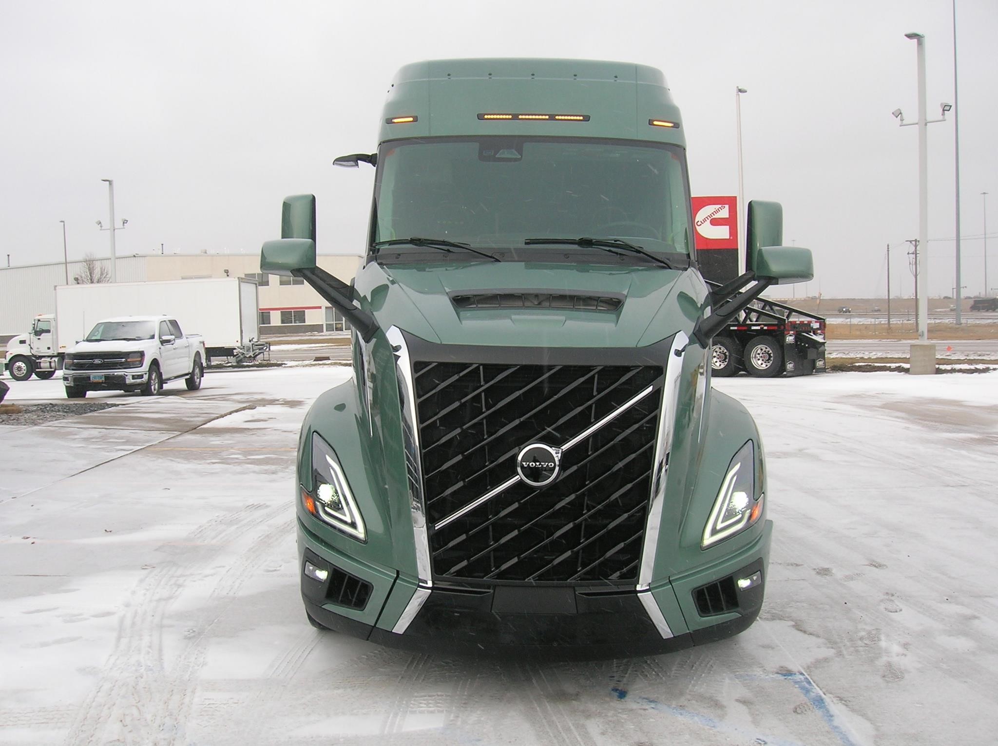 2025 VOLVO VNL64T840 - image 2 of 6