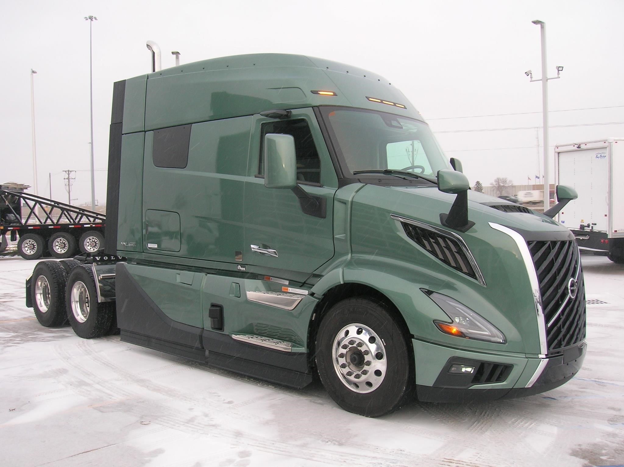 2025 VOLVO VNL64T840 - image 3 of 6