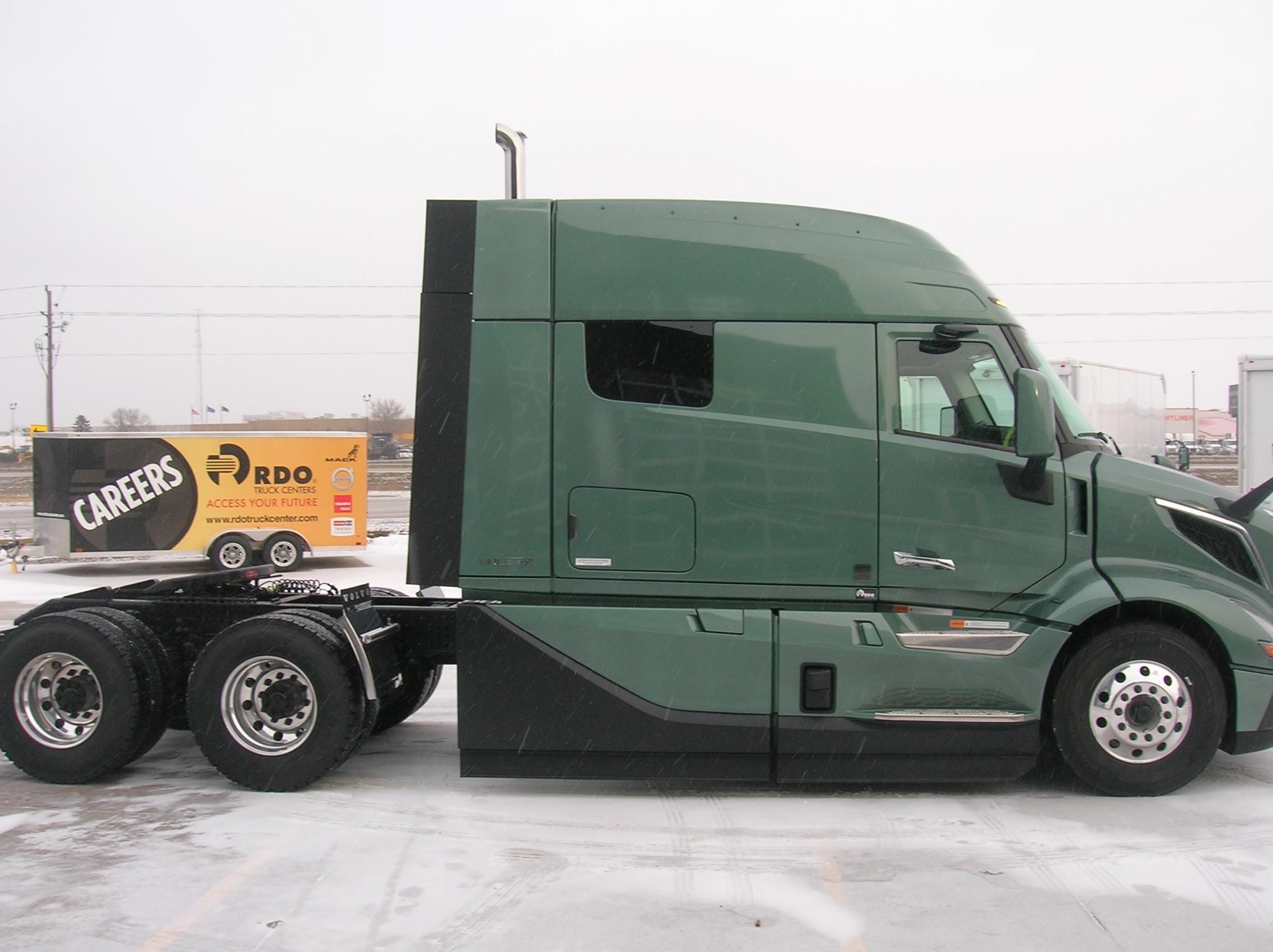 2025 VOLVO VNL64T840 - image 4 of 6