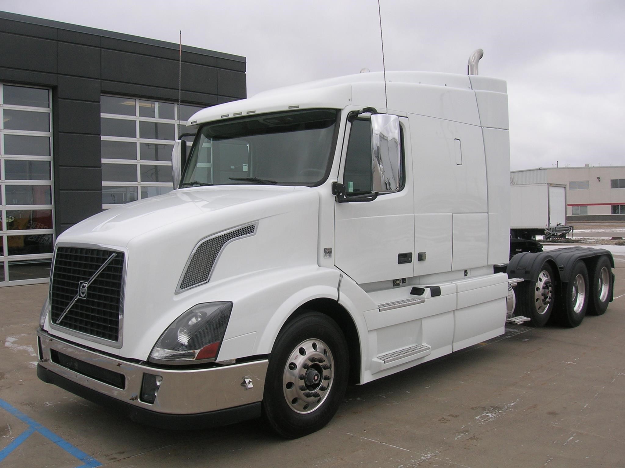 2017 VOLVO VNL84T630 - image 1 of 6