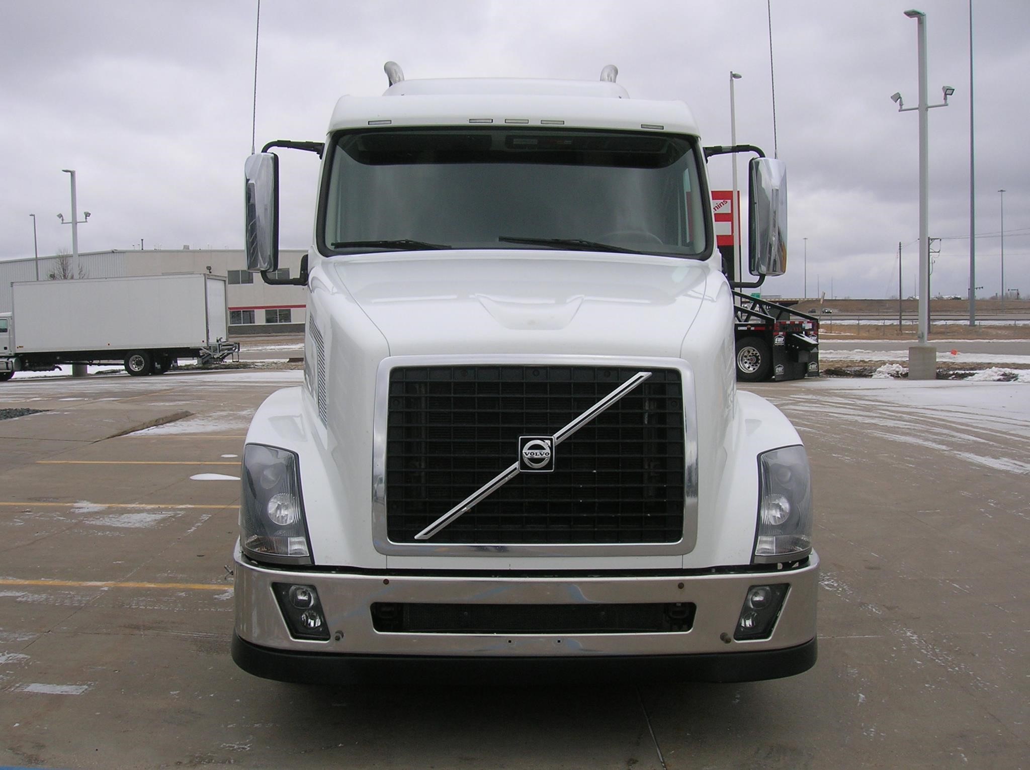 2017 VOLVO VNL84T630 - image 2 of 6