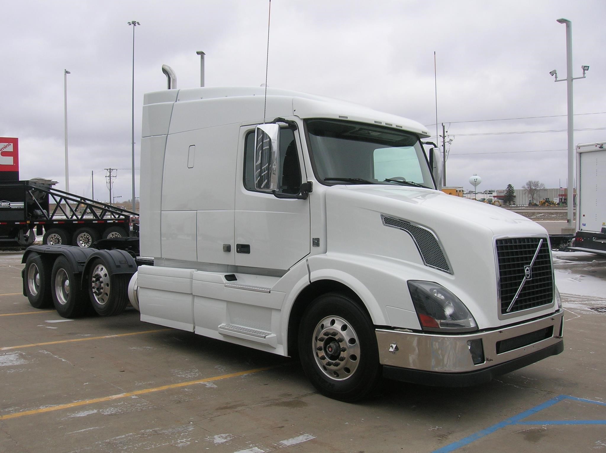 2017 VOLVO VNL84T630 - image 3 of 6